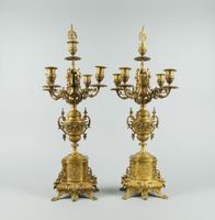 Paire de candélabres quadripode en métal doré à 5 lumières d…