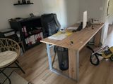 un bureau sur lequel se trouve un ordinateur, dans un salon