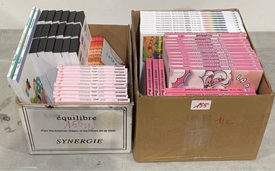 de nombreux livres dans une boîte en carton posée sur le sol