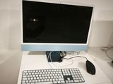 une image d'un écran d'ordinateur et d'un clavier sur un bureau