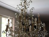 un lustre suspendu au plafond d'un salon