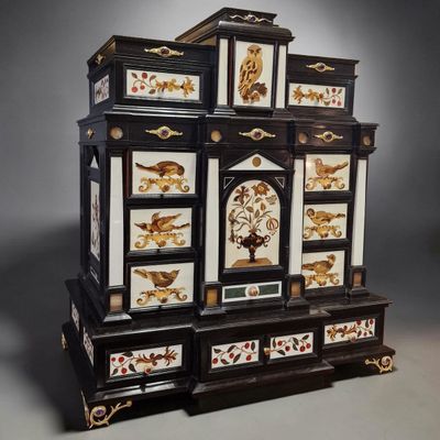 une commode en noir et blanc décorée d'oiseaux
