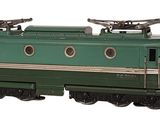 un train vert sur les rails, sur fond blanc