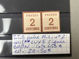 deux timbres sur un bout de papier sur lequel figurent des inscriptions