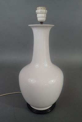 Vase balustre en porcelaine craquelée blanche reposant sur u…