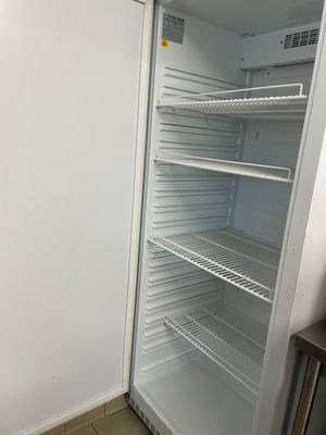 une image d'un réfrigérateur dans une cuisine avec la porte ouverte