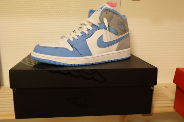 AIR JORDAN – Paire de basquets AIR JORDAN 1 MID SE. Taille : 44. ...