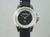 une montre noire dont le cadran est orné de diamants