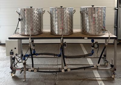 trois grands pots posés sur une table dans un garage
