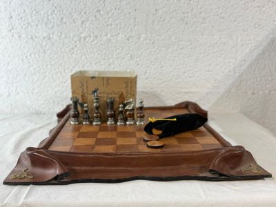 un échiquier avec des pièces de jeu d'échecs posé sur une table