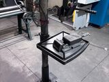 une machine posée sur un support dans une pièce