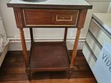 une petite table avec un évier dans un coin de la pièce