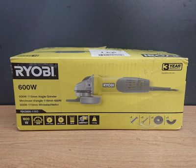 une boîte contenant une ponceuse électrique Ryobi de 600 W posée sur une table