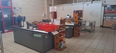de nombreuses caisses, les unes à côté des autres, sur le comptoir du magasin