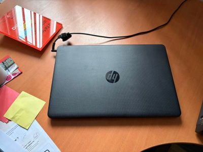 un ordinateur portable posé sur un bureau, à côté d'un clavier