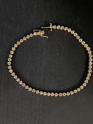un bracelet en or et diamants sur fond noir