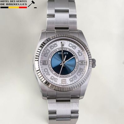 une montre Rolex avec un cadran bleu et un bracelet