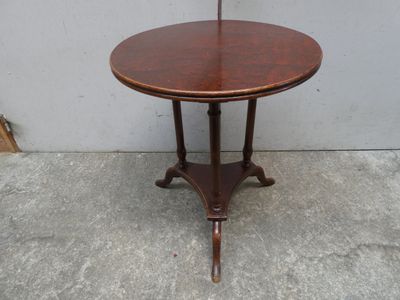 une petite table sur laquelle est posé un parasol