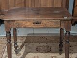 une petite table en bois surmontée d'un tiroir