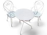 une table blanche et quatre chaises posées sur une surface blanche