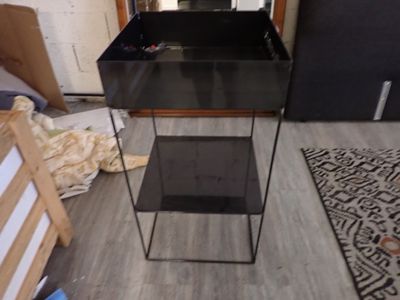 une table noire sur laquelle est posé un miroir