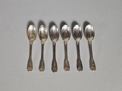six cuillères sont alignées sur une table