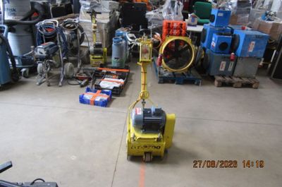 une machine placée au milieu d'une pièce