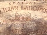 une boîte en bois sur laquelle est accrochée une pancarte indiquant « Lilian Lados »