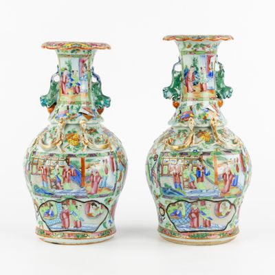 paire de vases chinois avec figures sur fond blanc