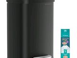 un gros plan sur une poubelle noire à côté d'un tube de dentifrice