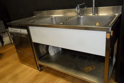 un évier en inox et un lave-vaisselle dans une cuisine