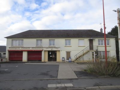 une photo d'un bâtiment avec une caserne de pompiers en arrière-plan