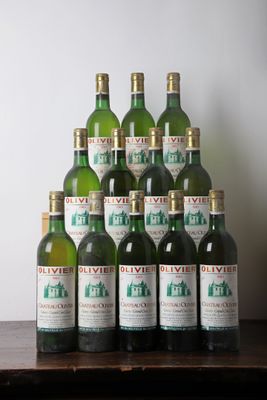 plusieurs bouteilles de vin posées sur une table en bois