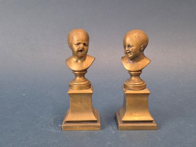 paire de bustes anciens en laiton représentant un garçon et une fille