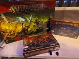 le contenu d'un jeu de société « Warhammer : Age of Sigma » exposé
