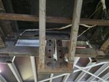 une photo d'une structure métallique à laquelle sont fixés des fils