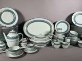 beaucoup d'assiettes et de tasses sur la table