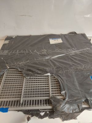 une grille métallique posée à même le sol dans une pièce
