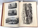 un livre ouvert sur lequel figurent des images de bâtiments