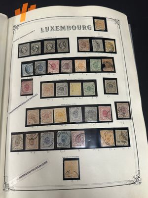 un livre avec un tas de timbres dessus