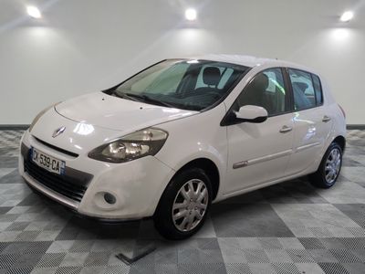 la photo d'une petite voiture blanche garée dans un garage