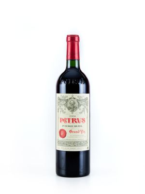 une bouteille de vin rouge posée sur une table blanche