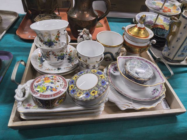 Lot d'objets en porcelaine, tasses, sous tasses, Bouillon, Pot co...