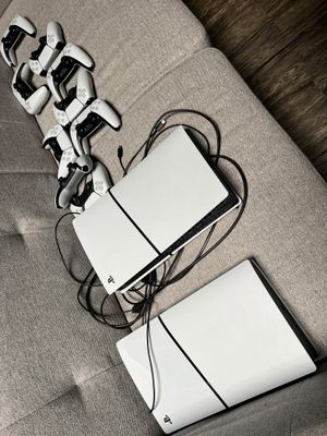 plein de consoles de jeux vidéo et de manettes sur le canapé