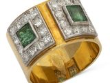 Gros plan sur une bague en or ornée d'émeraudes et de diamants