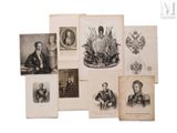 Plusieurs vieilles photographies d'hommes et de femmes sont exposées sur une surface blanche