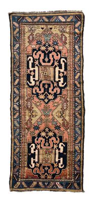 un tapis bleu et rouge orné d'un motif