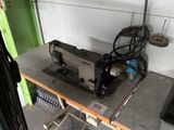 une machine à coudre posée sur une table dans un garage