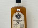 une photo d'une bouteille de rhum posée sur une table