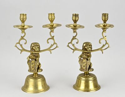 paire de bougeoirs anciens en laiton ornés de figurines de chérubins